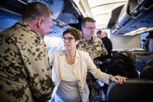 Kurz vor dem Start vom Berliner Flughafen Tegel: Annegret Kramp-Karrenbauer steht im Airbus A310 der Luftwaffe „Kurt Schumacher", hinter der Verteidigungsministerin steht Oberstleutnant André Wüstner. Foto: Arne Immanuel Bänsch/dpa