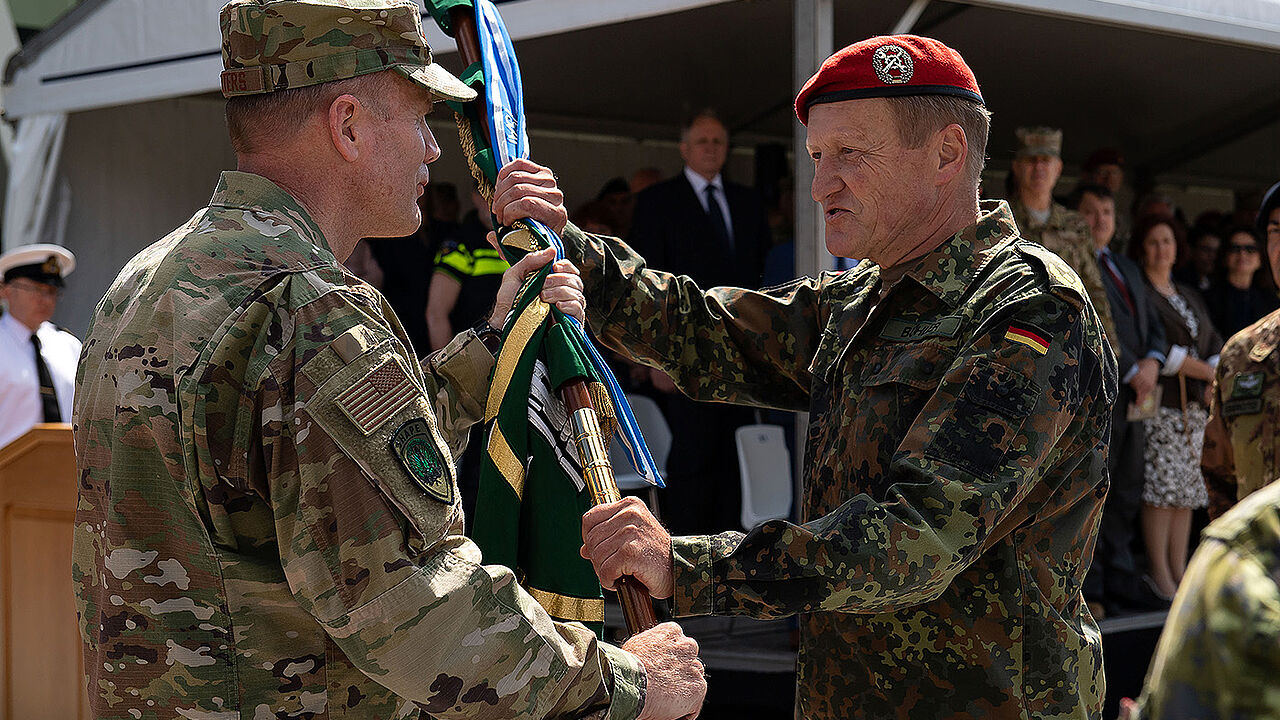 General Erhard Bühler (r.) übernimmt das Kommando. Foto: Sgt Marc-André Gaudreault, Allied Joint Force Command Brunssum Imagery