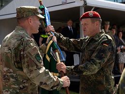 General Erhard Bühler (r.) übernimmt das Kommando. Foto: Sgt Marc-André Gaudreault, Allied Joint Force Command Brunssum Imagery