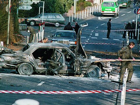 Extremismus von links: Ende November 1989 starb der Vorstandssprecher der Deutschen Bank Alfred Herrhausen bei einem Sprengstoffanschlag. Am Tatort wurde ein Bekennerschreiben der linksterroristischen Rote Armee Fraktion gefunden. Doch die Täter wurden nie ermittelt. Foto: picture alliance / Sven Simon