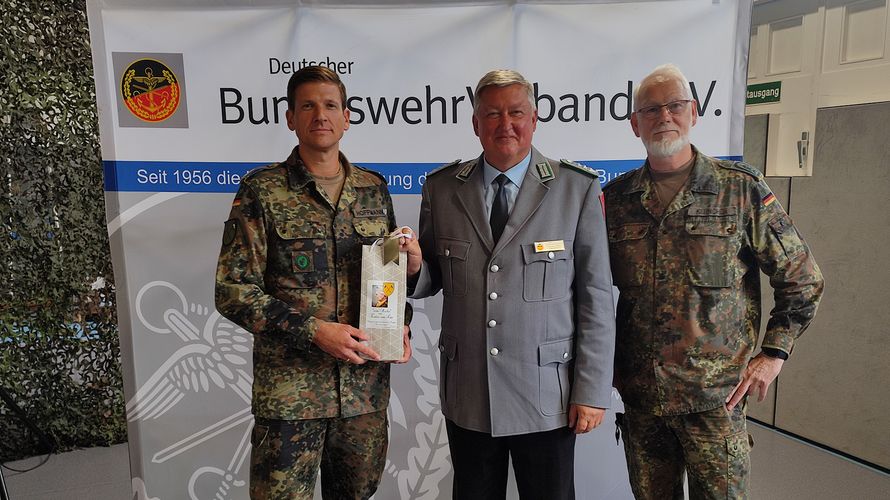 Oberstleutnant Dr. Hendrik Hoffmann (v.l.n.r.) bedankt sich bei Oberst Thomas Behr und Stabfeldwebel Dirk Kernchen. Foto: LV Nord