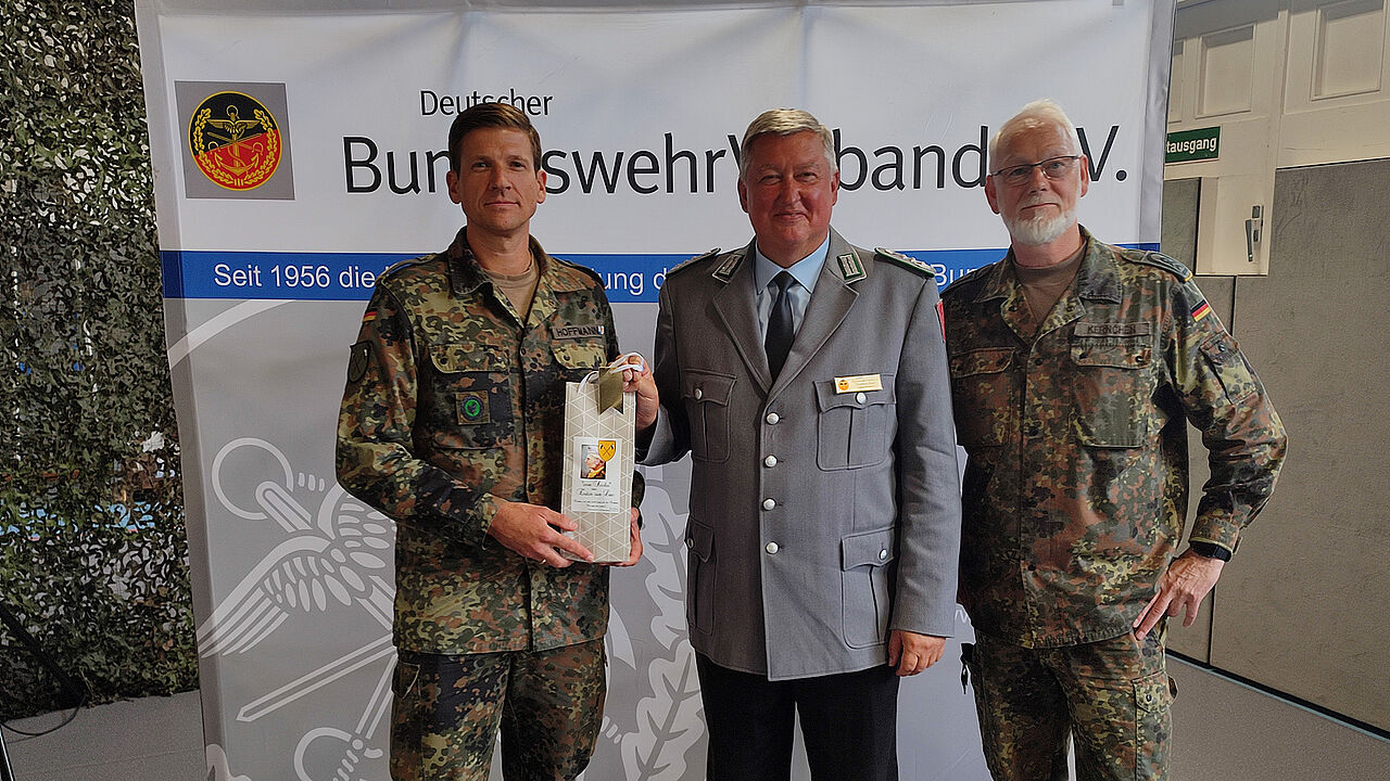 Oberstleutnant Dr. Hendrik Hoffmann (v.l.n.r.) bedankt sich bei Oberst Thomas Behr und Stabfeldwebel Dirk Kernchen. Foto: LV Nord