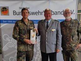 Oberstleutnant Dr. Hendrik Hoffmann (v.l.n.r.) bedankt sich bei Oberst Thomas Behr und Stabfeldwebel Dirk Kernchen. Foto: LV Nord