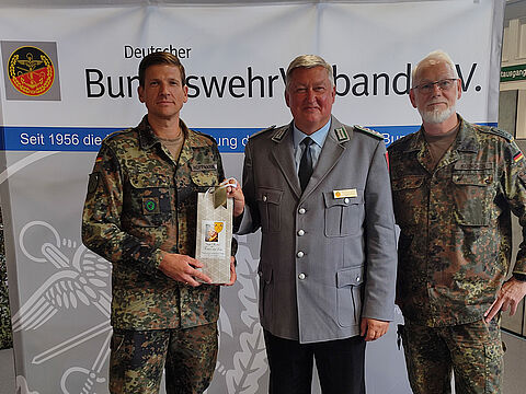 Oberstleutnant Dr. Hendrik Hoffmann (v.l.n.r.) bedankt sich bei Oberst Thomas Behr und Stabfeldwebel Dirk Kernchen. Foto: LV Nord