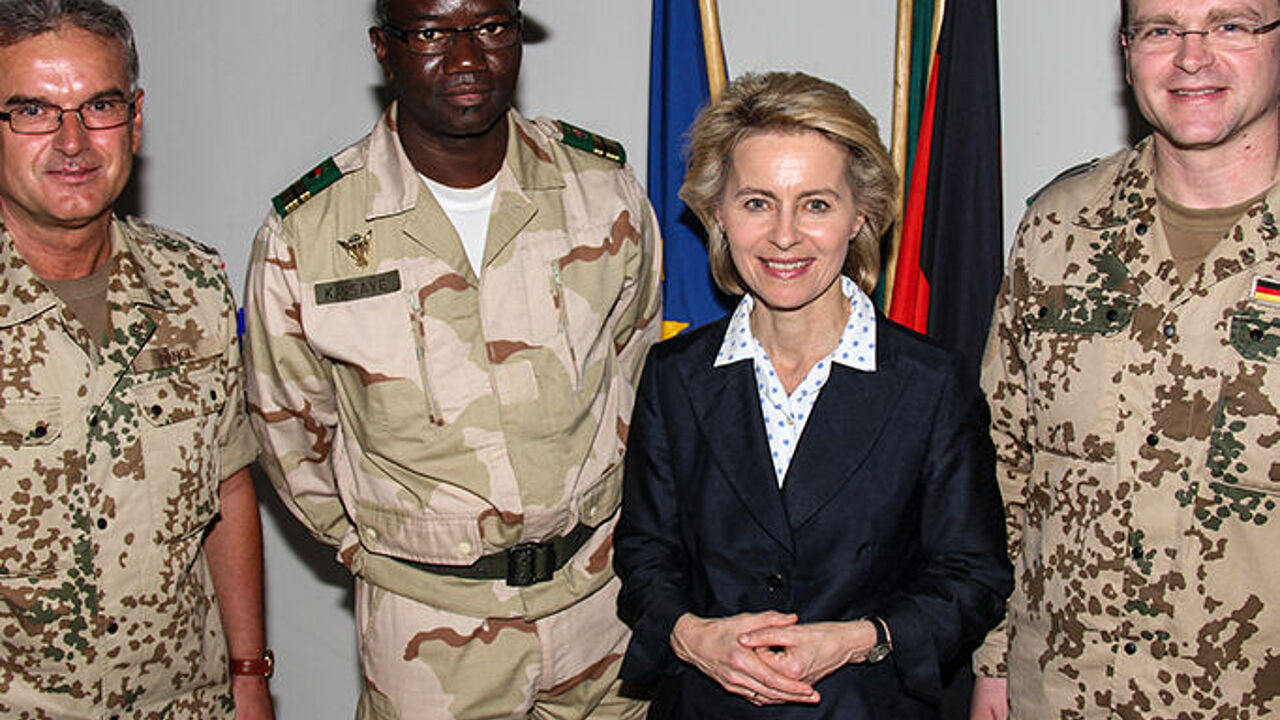 Treffen am neuen Brennpunkt der deutschen Außenpolitik in Afrika: Verbandschef Oberstleutnant André Wüstner, Verteidigungsministerin Ursula von der Leyen, Colonel (Oberst) Kansaye, künftiger Militärattaché in Berlin, Oberstleutnant Peter Stangl (Ansprechp