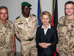 Treffen am neuen Brennpunkt der deutschen Außenpolitik in Afrika: Verbandschef Oberstleutnant André Wüstner, Verteidigungsministerin Ursula von der Leyen, Colonel (Oberst) Kansaye, künftiger Militärattaché in Berlin, Oberstleutnant Peter Stangl (Ansprechp