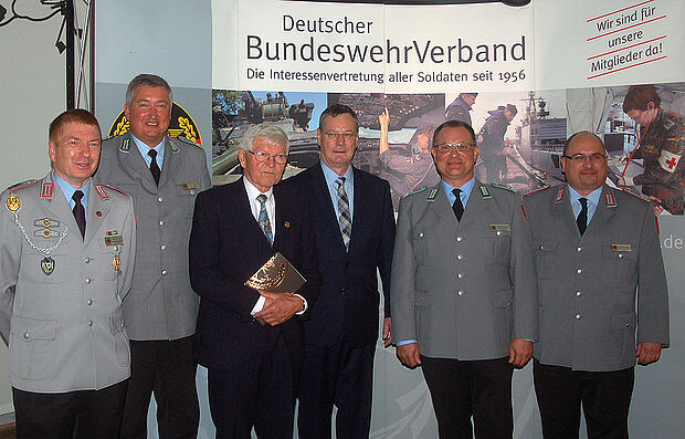 v.l.: Gerd Dombrowski (Bezirksvorsitzender DBwV), Thomas Behr (Vorsitzender Heer im DBwV), Diedrich Breuer (Zeitzeuge), Helmut Königshaus, Andreas Brandes (Landesvorsitzender Nord) und Jens-Oliver Kaiser (Vorsitzender Standortkameradschaft Munster). Foto: