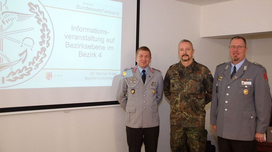 v.l.: Dreier, Oberstleutnant Gero Riedel (Stellvertretender Kommandeur des Jägerbataillons 91 und Vertreter des Standortältesten) sowie Dreier. Foto: DBwV/LV Nord