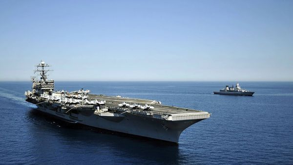 Die Fregatte "Hessen" (im Hintergund) ist zurzeit mit dem US-Flugzeugträger "USS Harry S. Truman" auf dem Weg ins Mittelmeer. Die Schiffe haben schon in der Vergangenheit zusammen operiert, wie dieses Bild von 2010 zeigt. Foto: Imago