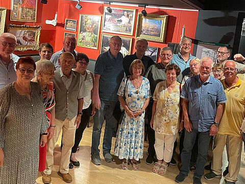 Viel zu lachen hatten die Teilnehmer der KERH Dresden bei ihrem Besuch im Kabarett Herkuleskeule. Foto: Peter Dobrowald