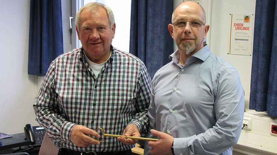 Udo Zenz (r.) übernahm im Januar die Schlüsselgewalt für das Büro des Standortbeauftragten Koblenz, Lahnstein und Andernach Foto: DBwV/Arleth