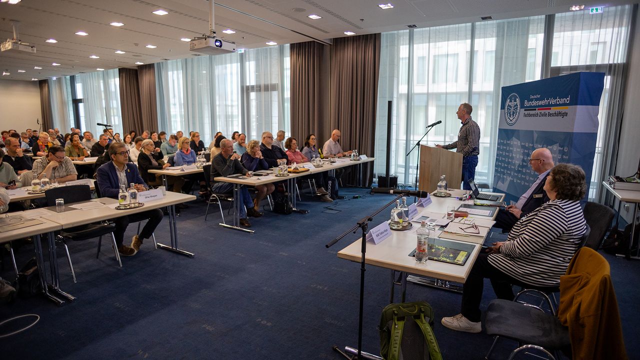 Großes Interesse rief das Schwerpunktthema der Tagung des DBwV mit Zivilbeschäftigten hervor: Dabei ging es um die Einführung von Künstlicher Intelligenz in der Bundeswehrverwaltung. Foto: DBwV/Yann Bombeke