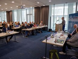 Großes Interesse rief das Schwerpunktthema der Tagung des DBwV mit Zivilbeschäftigten hervor: Dabei ging es um die Einführung von Künstlicher Intelligenz in der Bundeswehrverwaltung. Foto: DBwV/Yann Bombeke