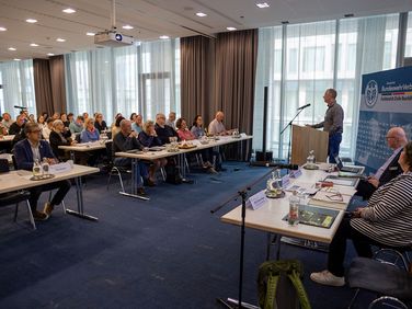 Großes Interesse rief das Schwerpunktthema der Tagung des DBwV mit Zivilbeschäftigten hervor: Dabei ging es um die Einführung von Künstlicher Intelligenz in der Bundeswehrverwaltung. Foto: DBwV/Yann Bombeke