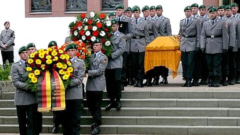 Am 10. Juni 2011 wurde mit einer Trauerfeier in Detmold vom wenige Tage zuvor in Afghanistan gefallenen Alexej Kobelew Abschied genommen. Foto: Bundeswehr/Chibli