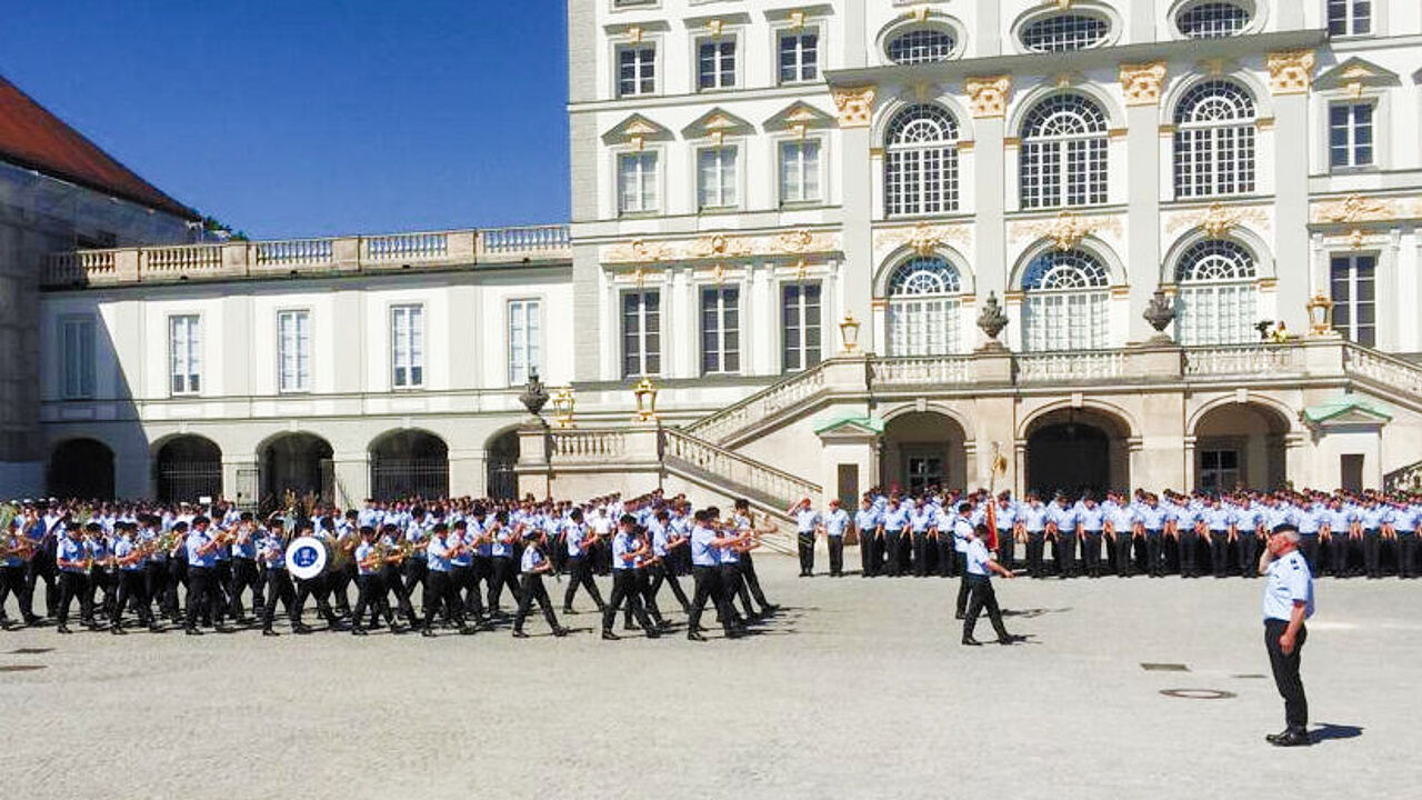 500 Absolventen wurden in den Offiziersrang befördert. Foto: DBwV/Hans-Walter Teßler