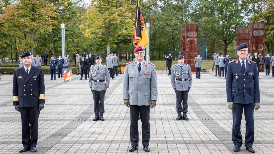 General Eberhard Zorn (M.) mit dem alten Inspekteur CIR, Generalleutnant Ludwig Leinhos (r.) und dessen Nachfolger an der Spitze des jüngsten Organisationsbreichs der Bundeswehr, Vizeadmiral Thomas Daum. Foto: PIZ CIR/Stefan Uj 