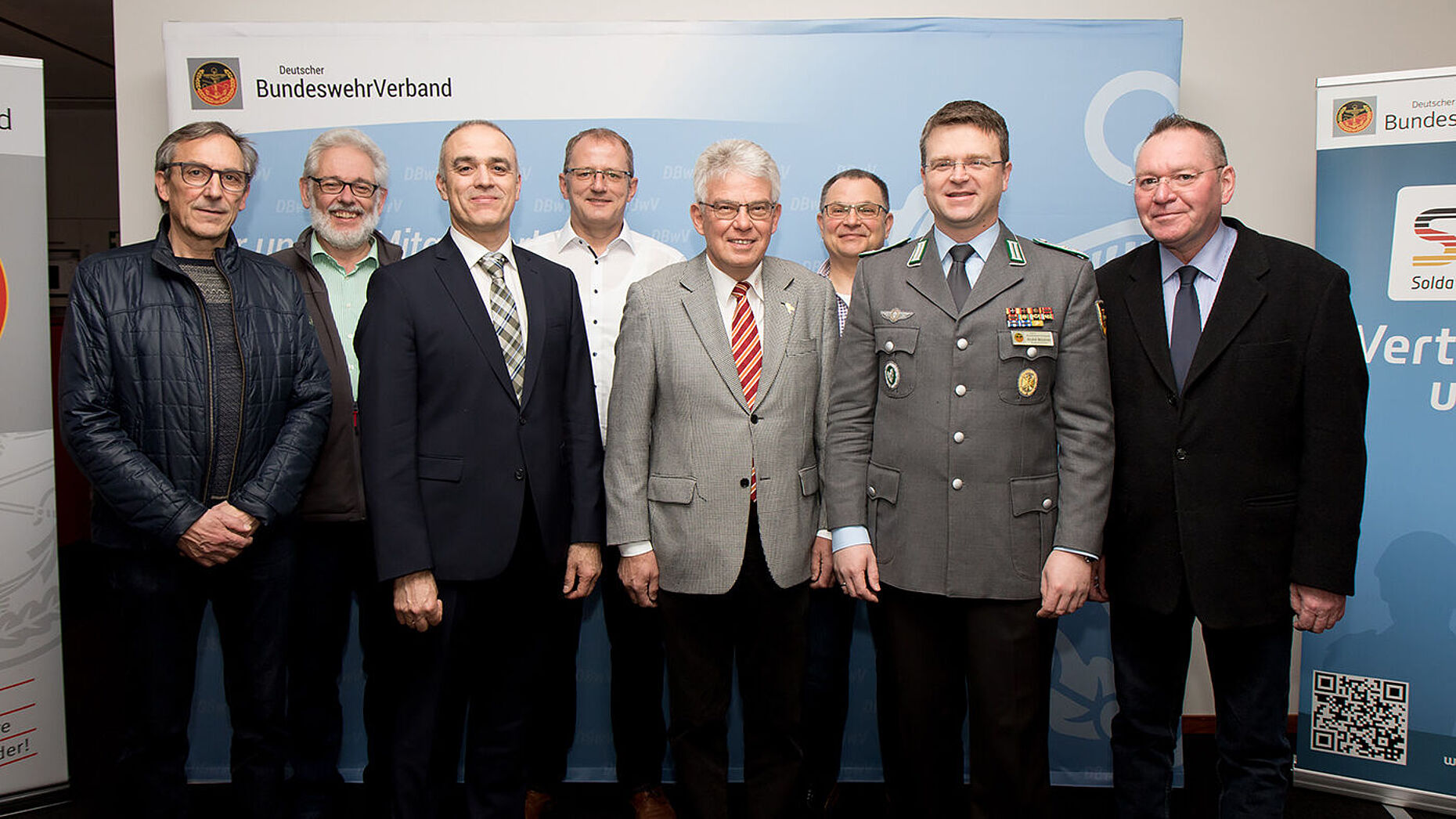 Gemeinsam für die gute Sache: Peter Niepenberg (4.v.r.) und die DBwV-Bundesvorstandsmitglieder Gerhard Stärk, Thomas Sohst, Jürgen Görlich, Jörg Greiffendorf, Andreas Brandes, André Wüstner und Uwe Köpsel (v.l.). 