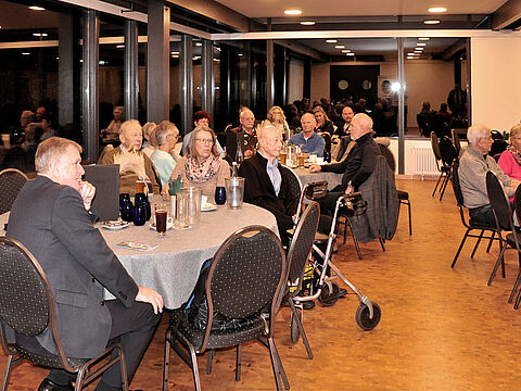 Mitglieder der beiden Kameradschaften ERH Tuttlingen und westlicher Bodensee/Hegau informierten sich über Leistungen der Beihilfe im Pflegefall. Foto: Jochen Schmid