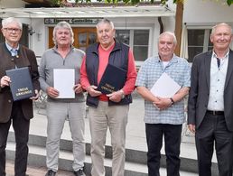 Beim Spargelessen der Kameradschaft ERH Neuburg/Donau geehrte Mitglieder: Oberstleutnant a.D. Günter Pawlitzki (v.l.), Oberfeldwebel d.R. Rudolf Wagner, die Stabsfeldwebel a.D. Helmut Egger und Dieter Kühnau mit Vorsitzendem Ludwig Birngruber. Foto: Lotter