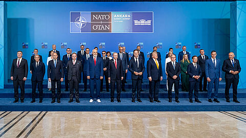 Das traditionelle Gruppenbild mit den Staats- und Regierungschefs der NATO-Bündnispartner. Foto: NATO