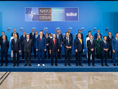 Das traditionelle Gruppenbild mit den Staats- und Regierungschefs der NATO-Bündnispartner. Foto: NATO