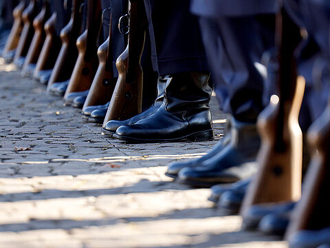 Die Allermeisten stehen mit beiden Füßen fest auf dem Boden der freiheitlich-demokratischen Grundordnung. Doch wer eindeutig als Verfassungsfeind erkannt wird, kann jetzt schneller aus der Truppe entlassen werden. Foto: picture alliance/Panama Pictures/Christoph Hardt