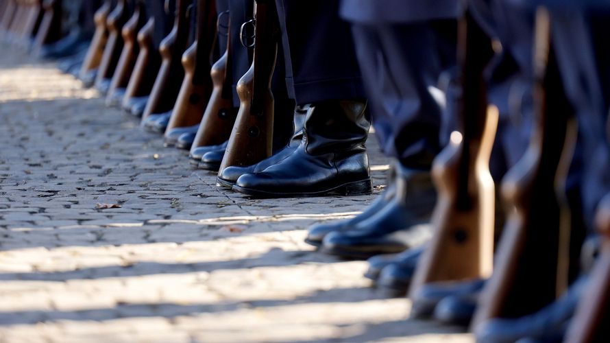 Die Allermeisten stehen mit beiden Füßen fest auf dem Boden der freiheitlich-demokratischen Grundordnung. Doch wer eindeutig als Verfassungsfeind erkannt wird, kann jetzt schneller aus der Truppe entlassen werden. Foto: picture alliance/Panama Pictures/Christoph Hardt