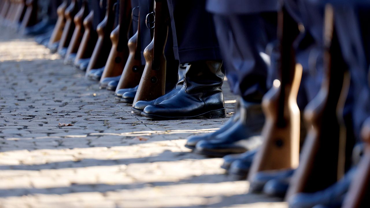 Die Allermeisten stehen mit beiden Füßen fest auf dem Boden der freiheitlich-demokratischen Grundordnung. Doch wer eindeutig als Verfassungsfeind erkannt wird, kann jetzt schneller aus der Truppe entlassen werden. Foto: picture alliance/Panama Pictures/Christoph Hardt