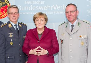 Die Bundeskanzlerin Angela Merkel mit Hauptmann Andreas Steinmetz (l.) und Hauptmann Uwe Köpsel. Foto: DBwV/Bombeke