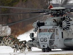 Der schwere Transporthubschrauber CH-53E Super Stallion der Marine Heavy Helicopter Squadron 366 "Hammerheads" nimmt im Verfügungsraum des Gefechtsverbandes Gebirgsjägerbataillon 232 Soldaten bei der NATO-Großübung Trident Juncture 2018 in Dalsbygda/Norwegen auf. Foto: Bundeswehr/Carsten Vennemann