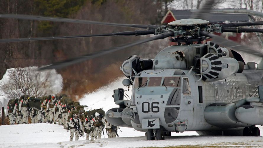 Der schwere Transporthubschrauber CH-53E Super Stallion der Marine Heavy Helicopter Squadron 366 "Hammerheads" nimmt im Verfügungsraum des Gefechtsverbandes Gebirgsjägerbataillon 232 Soldaten bei der NATO-Großübung Trident Juncture 2018 in Dalsbygda/Norwegen auf. Foto: Bundeswehr/Carsten Vennemann