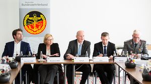 MdB Thomas Hitschler (SPD), MdB Gisela Manderla (CDU), Klaus-Hermann Scharf, Vorsitzender des Fachbereichs Zivilbeschäftigte im DBwV, DBwV-Justitiar Christian Sieh und Oberst i.G. Olaf Rohde (v.l.)
