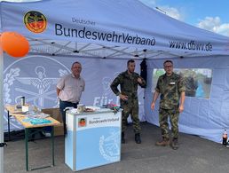 Gut gelaunt und bestens vorbereitet informierte das DBwV-Team die Eltern und Freunde der Rekrutinnen und Rekruten zum Leistungsspektrum des BundeswehrV, hier mit dem stellvertretenden Landesgeschäftsführer Roland Sippmann, Hauptfeldwebel Stefan Janßen und Oberstleutnant Michael Schwab (v.l.n.r.). Foto: U. Zenz