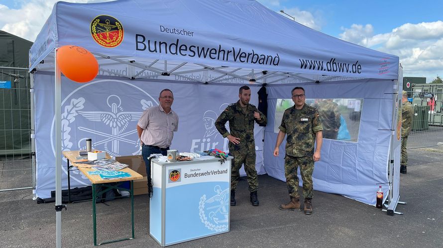 Gut gelaunt und bestens vorbereitet informierte das DBwV-Team die Eltern und Freunde der Rekrutinnen und Rekruten zum Leistungsspektrum des BundeswehrV, hier mit dem stellvertretenden Landesgeschäftsführer Roland Sippmann, Hauptfeldwebel Stefan Janßen und Oberstleutnant Michael Schwab (v.l.n.r.). Foto: U. Zenz