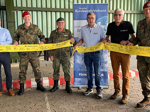 International werden farbige Ribbons für Botschaften verwendet. Das Gelbe Band oder auch das „Yellow Ribbon“, steht für „Support our troops.“ In Minden freuten sich über großen Zuspruch: Oberstleutnant a.D. Ralf Orthen ( StOKa-Vorsitzender), Oberstleutnant Florian Loges (Kdr DEU/GBR PiBrBtl 130), Oberstleutnant Lutz Meier (Landesvorsitzender West), Hauptmann a.D. Michael Killer (Bezirksvorsitzender), Brigadegeneral a.D. Franz Pfrengle (Präsident Bund deutscher Pioniere) und Oberst Thomas Goeters (BEA InspH). Foto: DEU/GBR PiBrBtl 130