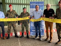 International werden farbige Ribbons für Botschaften verwendet. Das Gelbe Band oder auch das „Yellow Ribbon“, steht für „Support our troops.“ In Minden freuten sich über großen Zuspruch: Oberstleutnant a.D. Ralf Orthen ( StOKa-Vorsitzender), Oberstleutnant Florian Loges (Kdr DEU/GBR PiBrBtl 130), Oberstleutnant Lutz Meier (Landesvorsitzender West), Hauptmann a.D. Michael Killer (Bezirksvorsitzender), Brigadegeneral a.D. Franz Pfrengle (Präsident Bund deutscher Pioniere) und Oberst Thomas Goeters (BEA InspH). Foto: DEU/GBR PiBrBtl 130