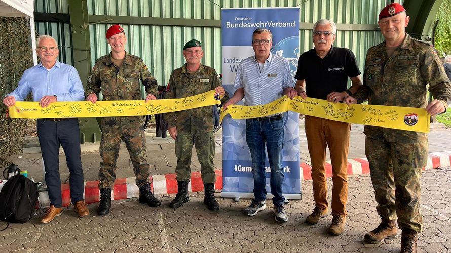 International werden farbige Ribbons für Botschaften verwendet. Das Gelbe Band oder auch das „Yellow Ribbon“, steht für „Support our troops.“ In Minden freuten sich über großen Zuspruch: Oberstleutnant a.D. Ralf Orthen ( StOKa-Vorsitzender), Oberstleutnant Florian Loges (Kdr DEU/GBR PiBrBtl 130), Oberstleutnant Lutz Meier (Landesvorsitzender West), Hauptmann a.D. Michael Killer (Bezirksvorsitzender), Brigadegeneral a.D. Franz Pfrengle (Präsident Bund deutscher Pioniere) und Oberst Thomas Goeters (BEA InspH). Foto: DEU/GBR PiBrBtl 130