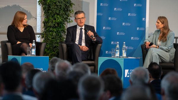 Gastgeber CDU-Außenpolitiker Oberst a.D. Roderich Kiesewetter mit Fanny Fee Werther re.) und Rieke Havertz, Redakteurin der ZEIT. Foto: Whitney Bründler