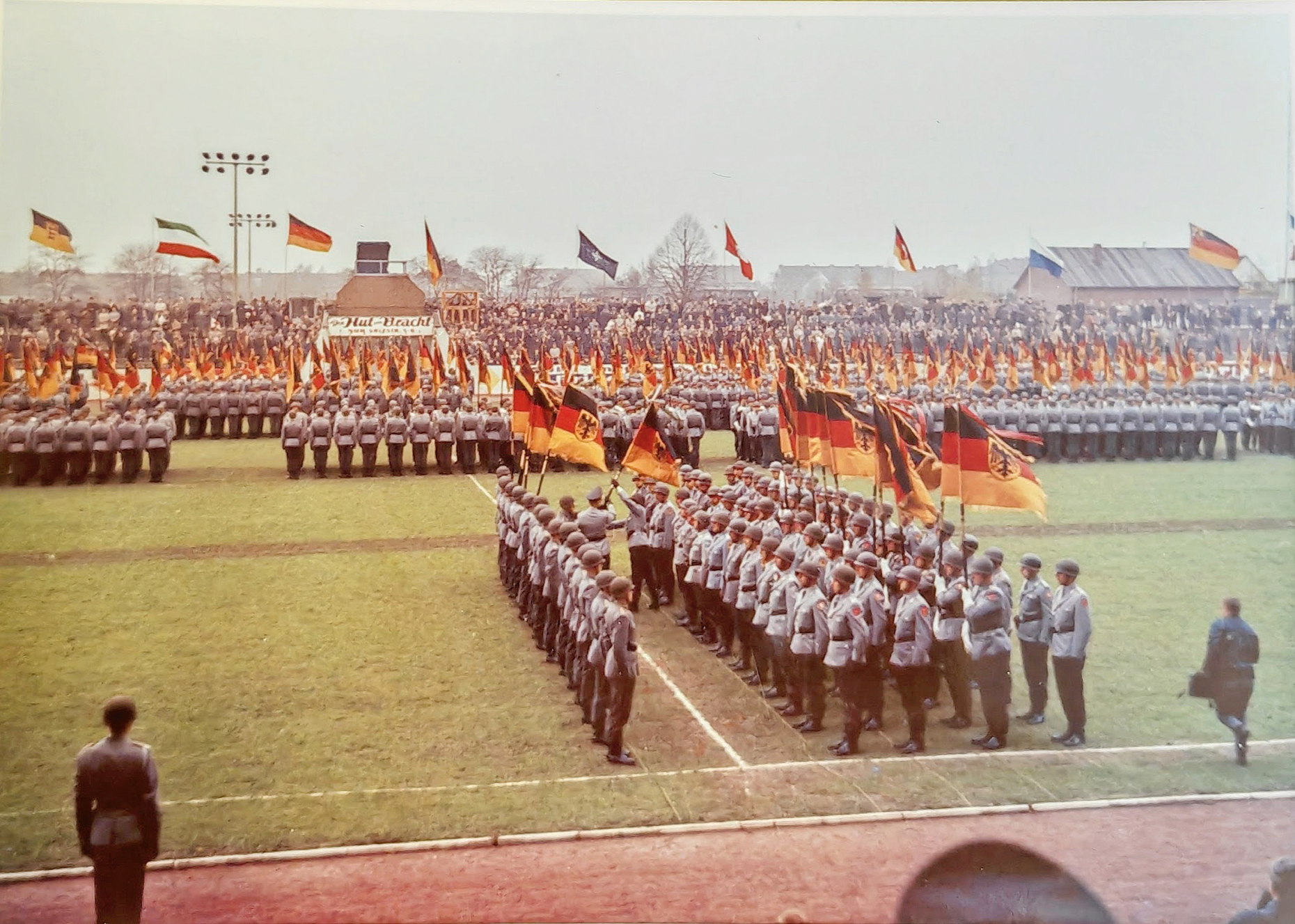 Übergabe der ersten Truppenfahne der Bundeswehr am 7. Januar 1965 durch den Bundespräsidenten Lübke. Erster Fahnenträger war der Feldwebel der dritten Kompanie des Wachbataillons, Alfred Kreuser. Sammlung Frhr Friedrich Karl v. Wrangel