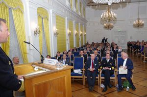 Fregattenkapitän Marco Thiele begrüßte für den DBwV die Teilnehmer im Rostocker Rathaussaal. Foto: DBwV