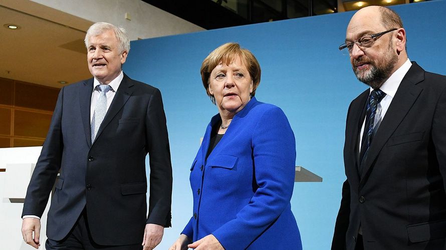 Der CSU-Vorsitzende Horst Seehofer (l.), der SPD-Parteivorsitzende Martin Schulz (r.) und Bundeskanzlerin Angela Merkel (CDU) bei ihrer gemeinsamen Pressekonferenz Foto: dpa
