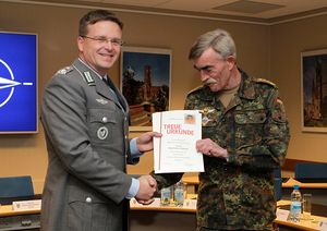 Archivbild: Oberstleutnant André Wüstner ehrt General Hans-Lothar Domröse für 40 Jahre Mitgliedschaft im Deutschen BundeswehrVerband.