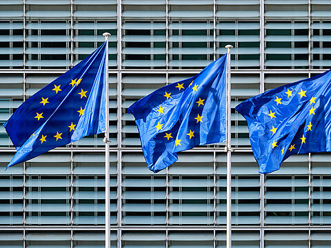 EU-Flaggen vor dem Gebäude der Europäischen Kommission, der ausführenden Institution der Europäischen Union. Foto: envatoelements 