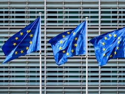 EU-Flaggen vor dem Gebäude der Europäischen Kommission, der ausführenden Institution der Europäischen Union. Foto: envatoelements 