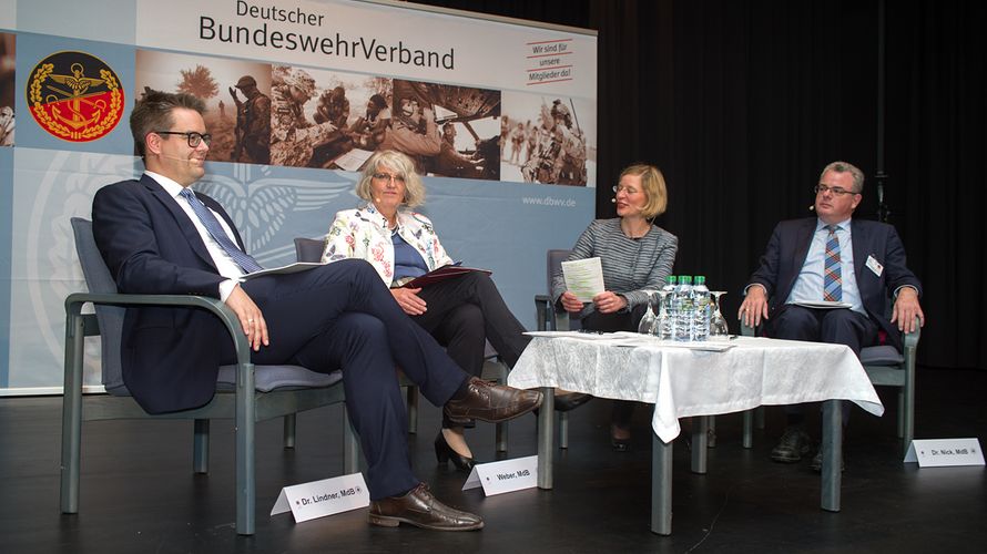 Das zweite Diskussionspanel mit den Bundestagsabgeordneten Tobias Lindner (l.), Gabi Weber (2.v.l.) und Andreas Nick (r.), wieder moderiert von Nora Müller Foto: DBwV/Bombeke