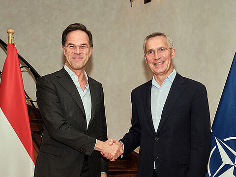 Im Oktober wird der Niederländer Mark Rutte (l.) den Norweger Jens Stoltenberg als NATO-Generalsekretär ablösen. Foto: NATO