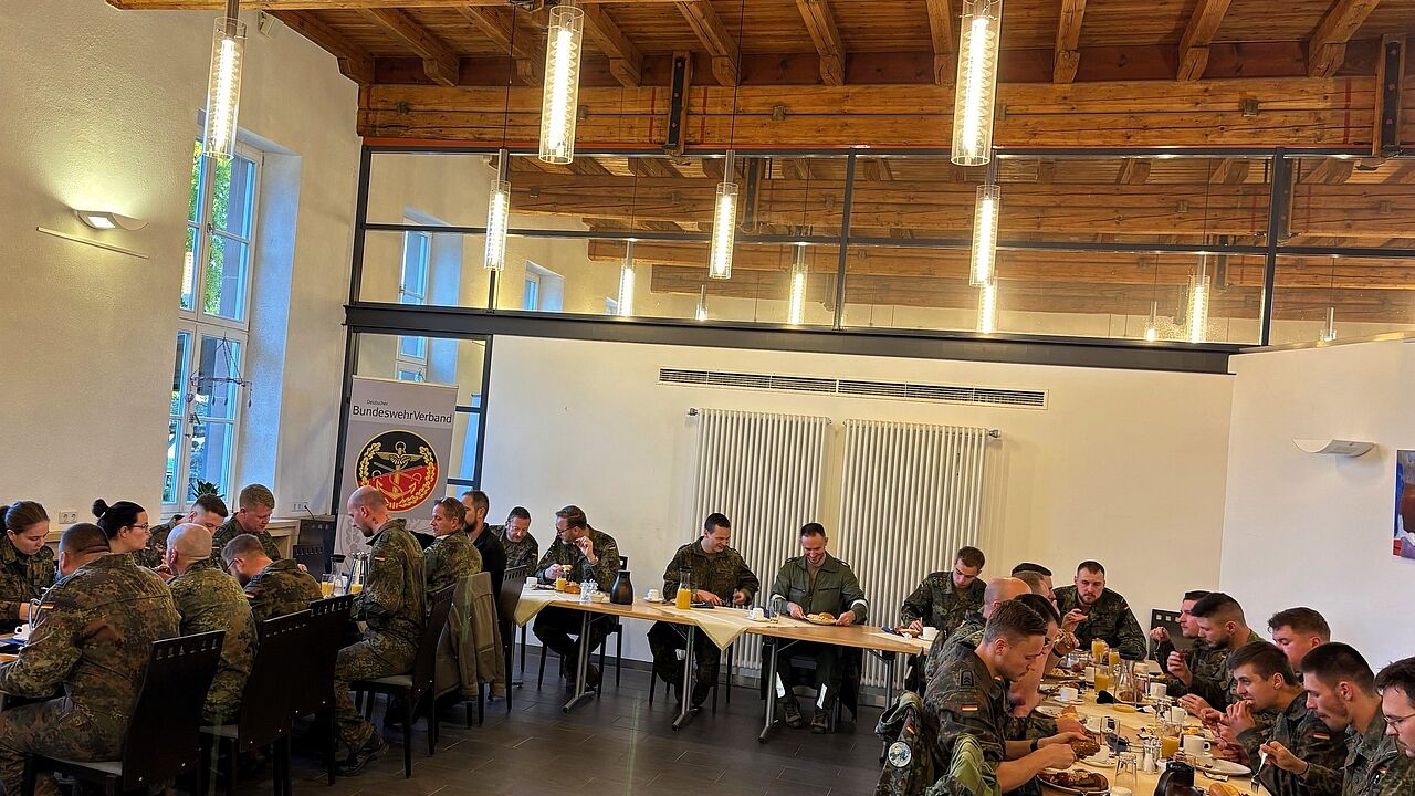 Ein gemeinsames Frühstück für die TruKa Mitglieder organisierte der Vorstand der Truppenkameradschaft Technische Staffeln in Fritzlar. Foto: Stabsfeldwebel Jäger