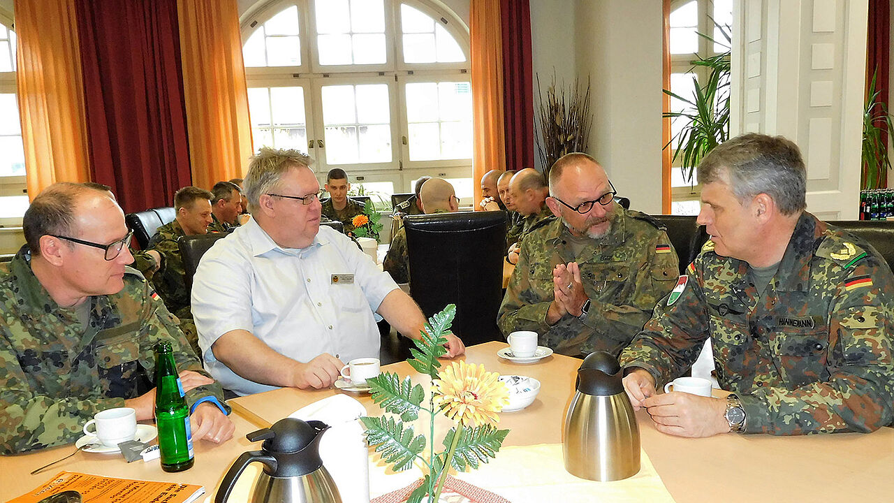 Bezirksvorsitzender O. Hartmann, StoKa-Vorsitzender Oberstabsfeldwebel a.D. Ewald Krampf, Oberst M. Eger und Brigadegeneral A. Hannemann im Gespräch (v.l.) Foto: DBwV