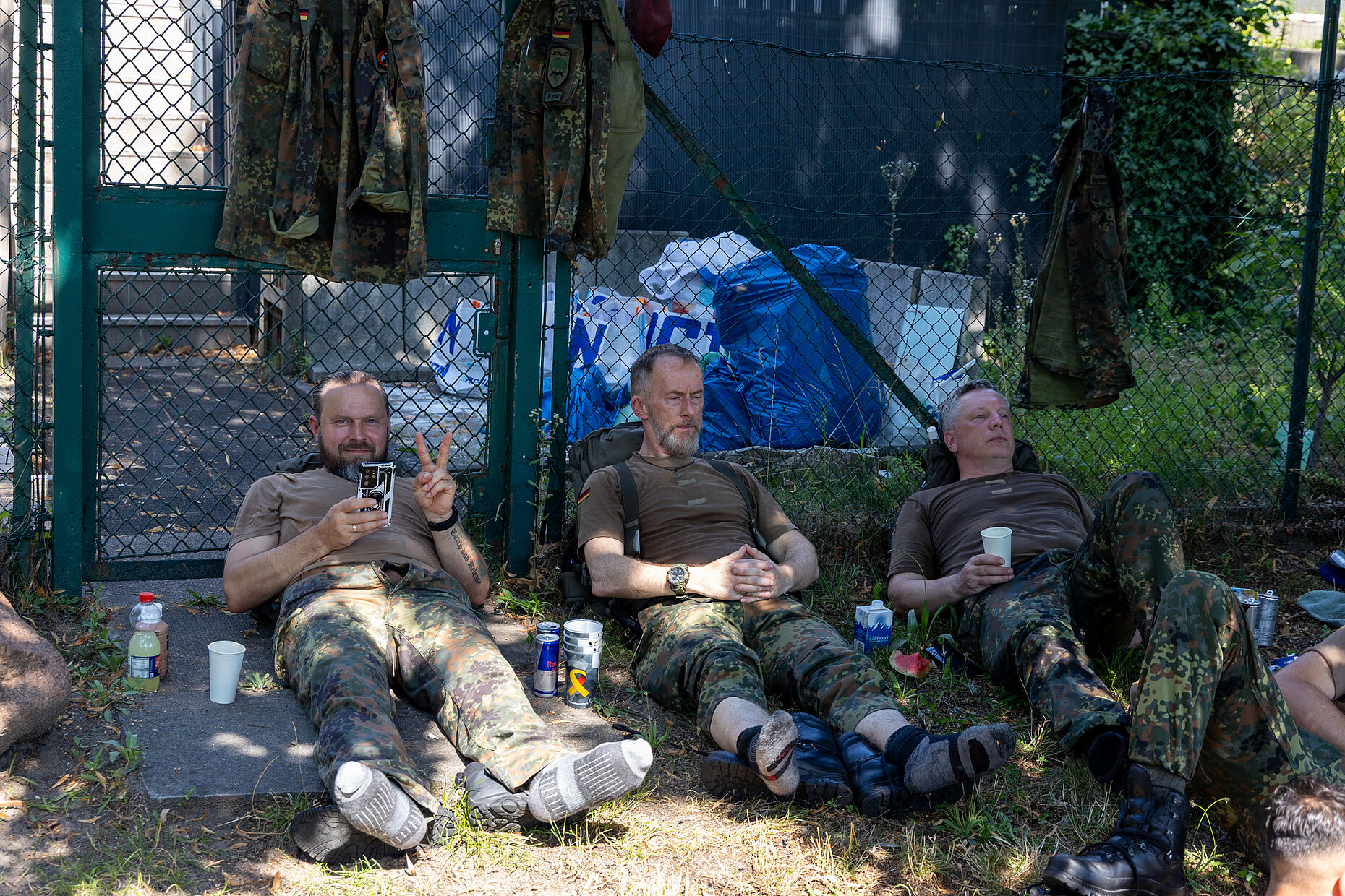 Wohlverdiente Pause: Aufgrund der hohen Temperaturen wurden schattige Plätze bevorzugt. Foto: DBwV/Yann Bombeke
